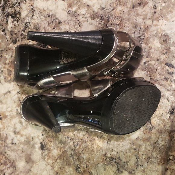 Michael Kors Carla leather platform sandle with buckle - Picture 5 of 8